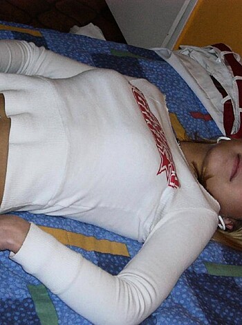 BEatifull girlfriend showing shaved pussy - Photo 8