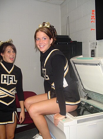 Girls scanning their pussies - Photo 1