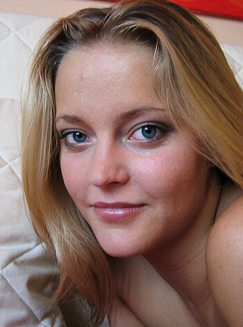 Sweet teengirl Linda shows off - Photo 13
