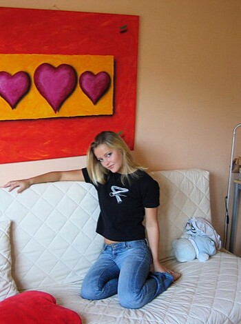 Sweet teengirl Linda shows off - Photo 16