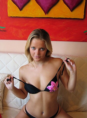 Sweet teengirl Linda shows off - Photo 42