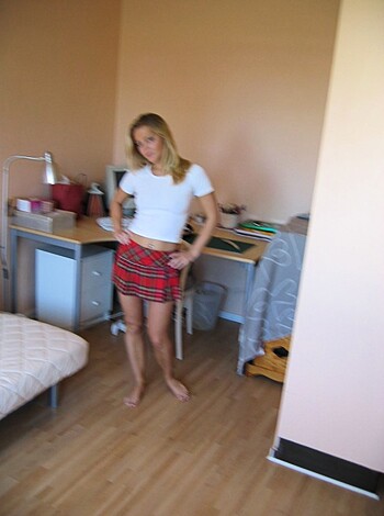 Sweet teengirl Linda shows off - Photo 66