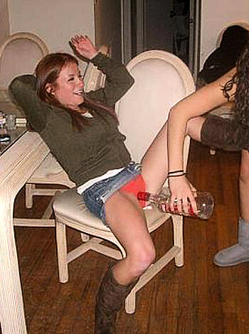YOUNG GIRLS at PARTY-  Drunk teenagers - Amateurs pics 14 - Photo 25