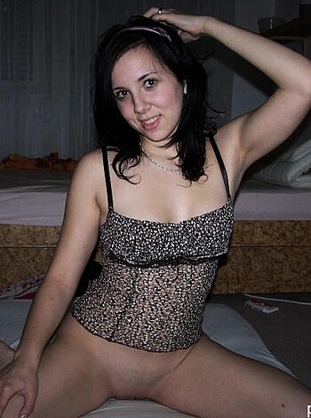 Homemade - brunette showing her naked body - Photo 5