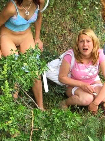 Young Amateurs peeing - pissing in Public No.02 - Photo 3