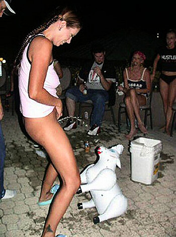 Young Amateurs peeing - pissing in Public No.02 - Photo 2