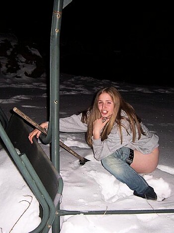 Young Amateurs peeing - pissing in Public No.02 - Photo 7