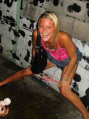 Young Amateurs peeing - pissing in Public No.02 - Photo 11