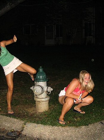 Young Amateurs peeing - pissing in Public No.02 - Photo 14