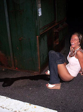 Young Amateurs peeing - pissing in Public No.02 - Photo 18