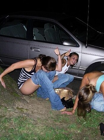 Young Amateurs peeing - pissing in Public No.02 - Photo 19