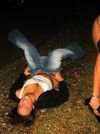 Young Amateurs peeing - pissing in Public No.02 - Photo 24