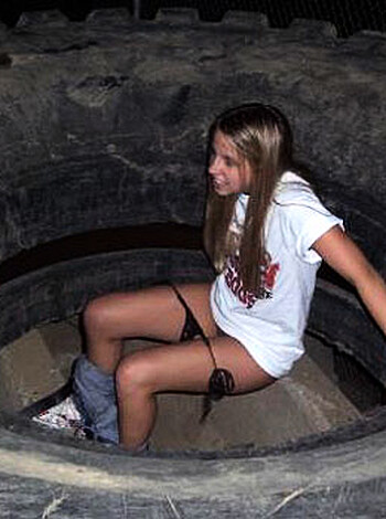 Young Amateurs peeing - pissing in Public No.02 - Photo 27
