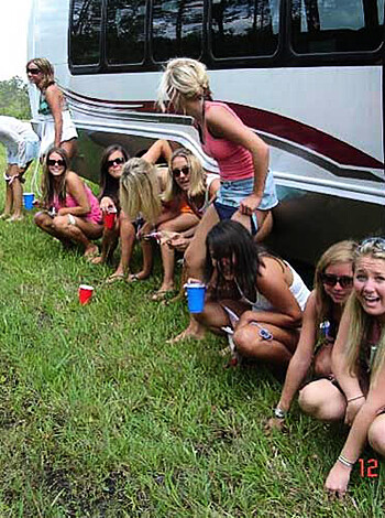 Young Amateurs peeing - pissing in Public No.02 - Photo 28