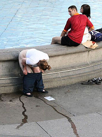 Young Amateurs peeing - pissing in Public No.02 - Photo 35
