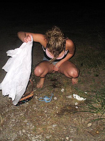 Young Amateurs peeing - pissing in Public No.02 - Photo 41