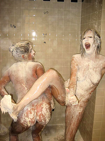 Group Girls - Shower and Bath No.03 - Photo 5