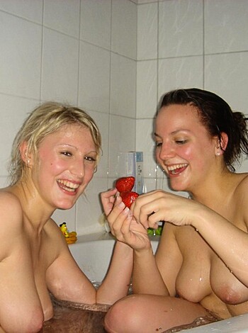 Group Girls - Shower and Bath No.03 - Photo 10