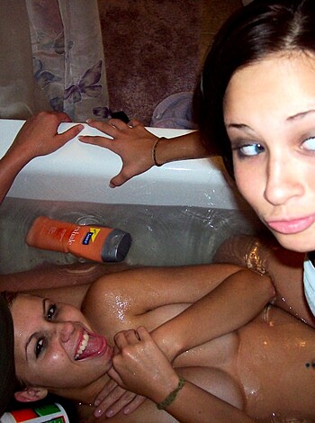 Group Girls - Shower and Bath No.03 - Photo 20