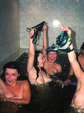Group Girls - Shower and Bath No.03 - Photo 21