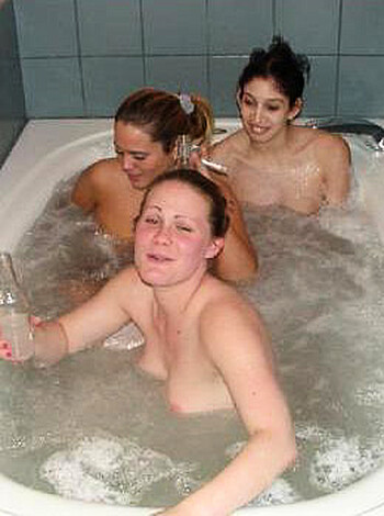 Group Girls - Shower and Bath No.03 - Photo 38