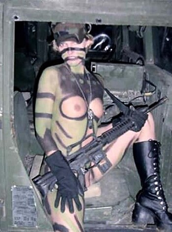 Amateur army girl in Iraq - Photo 7