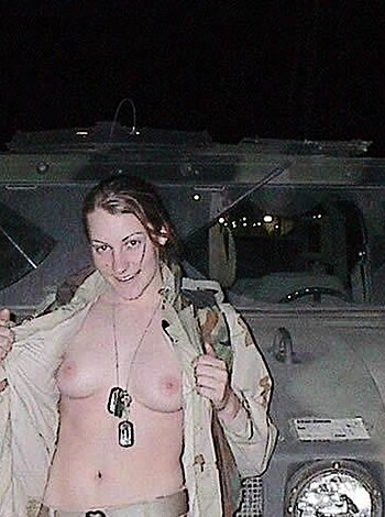 Amateur army girl in Iraq - Photo 11