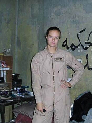Amateur army girl in Iraq - Photo 10