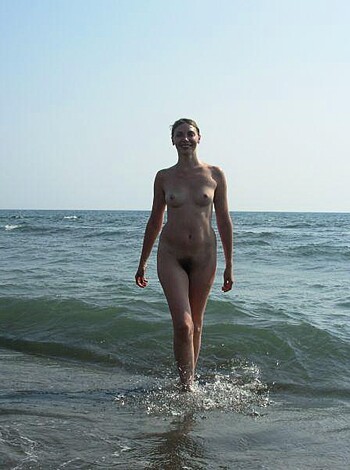 Vacation at a nude beach  - Photo 3