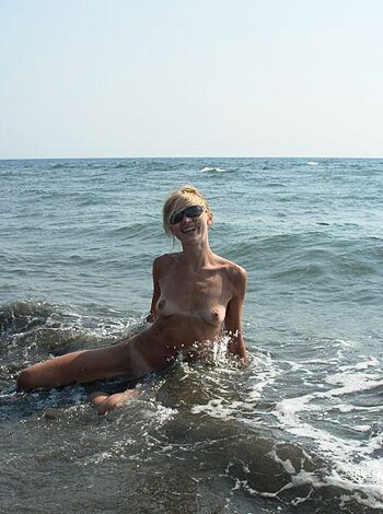 Vacation at a nude beach  - Photo 6