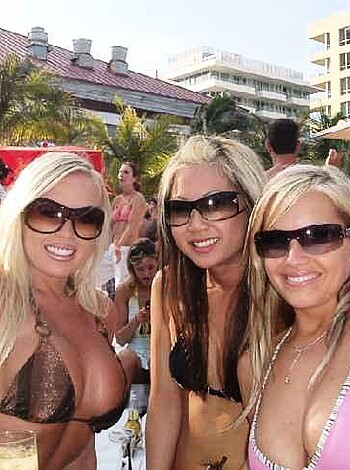 a girl at a party 42  - Photo 48