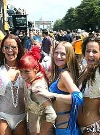 a girl at a party 28  - Photo 13