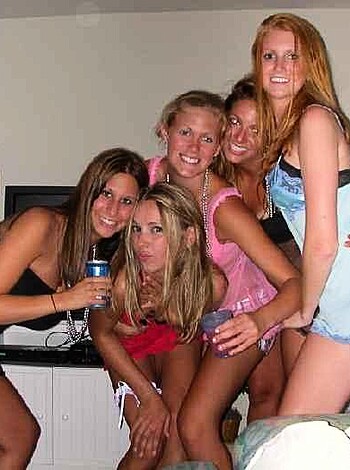 a girl at a party 28  - Photo 16