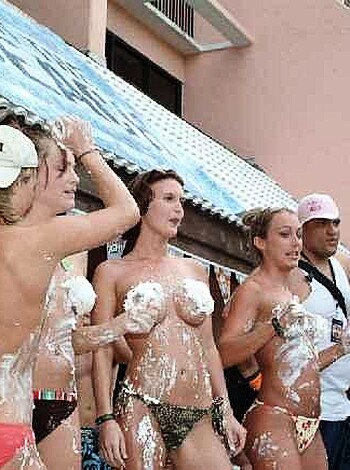 a girl at a party 28  - Photo 50