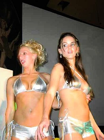 a girl at a party 26  - Photo 10