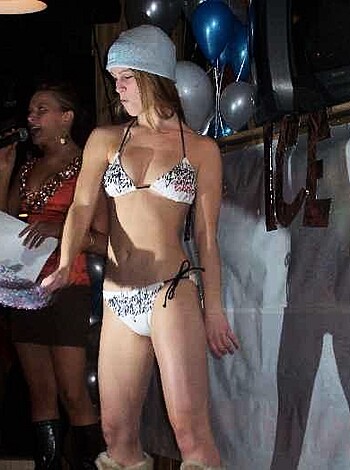 a girl at a party 26  - Photo 21