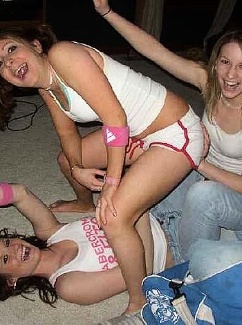 a girl at a party 26  - Photo 17