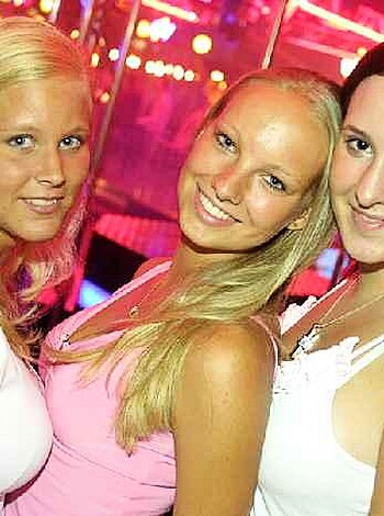 a girl at a party 26  - Photo 48