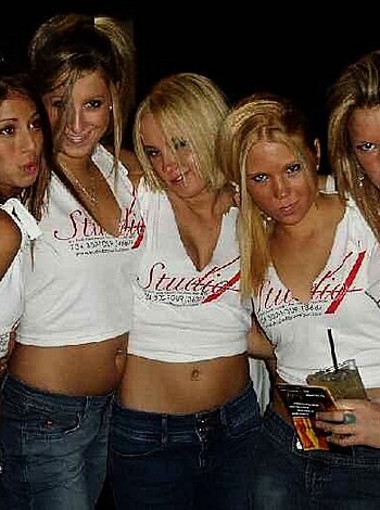 a girl at a party 26  - Photo 61