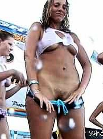 a girl at a party 20  - Photo 30
