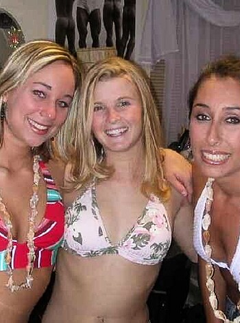 a girl at a party 18  - Photo 14