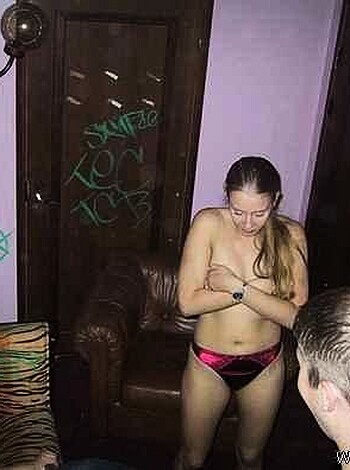 a girl at a party 18  - Photo 11
