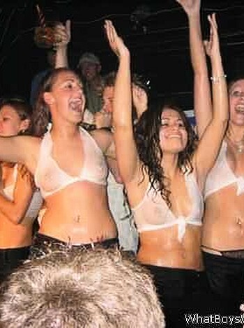 "Yo, check out these fine-ass chicks! They're hot as fuck, strippin' off their shirts in the gym. Damn, I need a shower after lookin' at 'em."