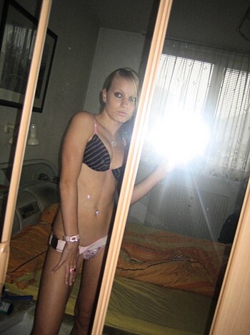 German Blond Girlfriend Homemade Stripping - Photo 23