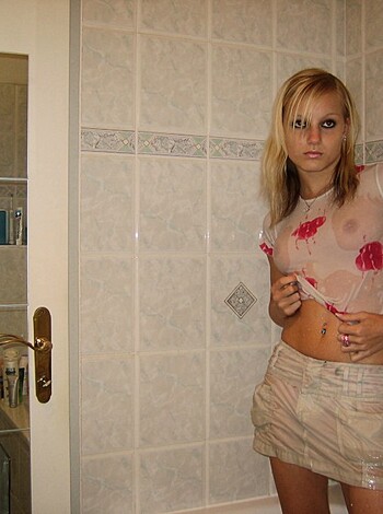 German Blond Girlfriend Homemade Stripping - Photo 35