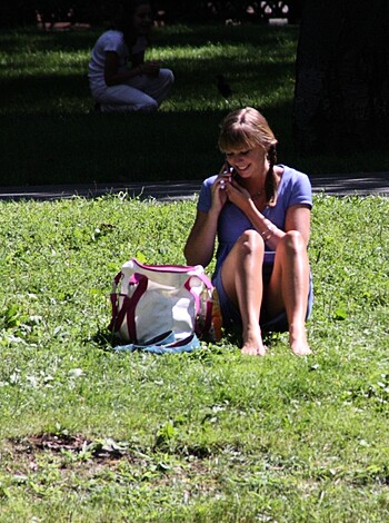 This f*cking b*tch is chilling on the lawn, with her hot ass barefoot and yapping away on some sh*tty phone.