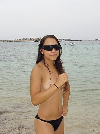 Amateur Girl at Ibiza / Beach pics - Photo 4