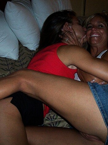 2 shower amateur lesbians - swinger party  - Photo 10