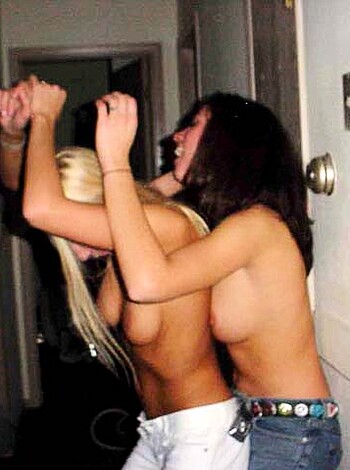 YOUNG GIRLS at PARTY-  Drunk teenagers - Amateurs pics 21 - Photo 10