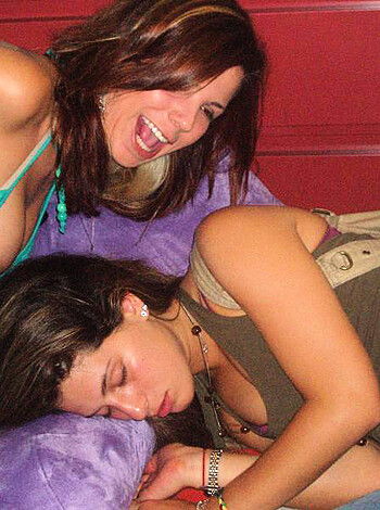 YOUNG GIRLS at PARTY-  Drunk teenagers - Amateurs pics 21 - Photo 15